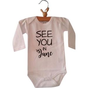 Baby Rompertje aankondiging zwangerschap Zwangerschapsaankondiging maand See you in June Juni | Lange mouw | wit | maat 50/56 | Cadeau voor de liefste aanstaande oma en opa mama papa oom tante | Bekendmaking zwangerschap