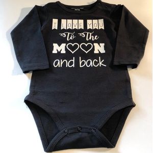 Baby rompertje zwart met tekst opdruk I love you to the moon and back  | lange mouw | zwart wit | maat 50/56 cadeau