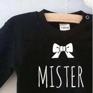 Baby rompertje zwart met tekst opdruk mr met strikje  | korte mouw | zwart wit | maat 50/56 cadeau jongen