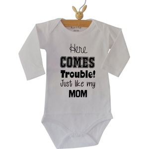 Baby Romper bekendmaking zwangerschap aanstaande baby jongen meisje unisex  met tekst | Here comes trouble Just like my Mom  ( mama ) | Lange mouw | wit zwart | maat 74/80