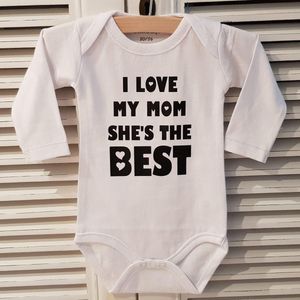 Baby Romper unisex tekst cadeau eerste moederdag mama I love my mom she is the best | Lange mouw | wit | maat 50/56 | zwangerschap aankondiging mama 's liefste worden voor verjaardag I love allerliefste  kind baby tekst mijn is de allerbeste beste