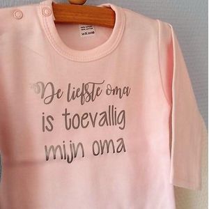Baby Rompertje licht rose meisje met tekst | De liefste oma is toevallig mijn oma | lange mouw | roze met grijs | maat 62/68