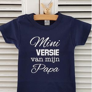 Baby Romper donkerblauwe met tekst opdruk Mini versie van mijn papa  | korte mouw | donkerblauw met wit | maat 62/68 met bekendmaking zwangerschap aanstaande jongen meisje unisex