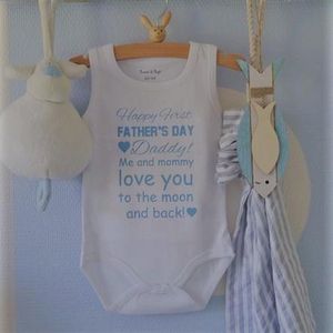 Baby Rompertje zoon jongen tekst papa eerste Vaderdag cadeau van mama | Happy first father’s Day daddy me and mommy love you to the moon and back | mouwloos zonder mouw | wit blauw | maat 50-56 | mooiste cadeautje kind cadeautje liefste lief leukste