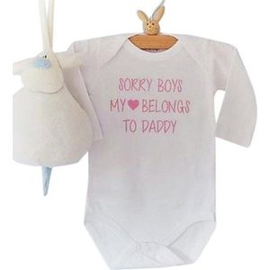 Meisjes Rompertje roze tekst Sorry boys, my heart belongs to daddy | Lange mouw | wit met roze | maat 74-80 | Papa eerste vaderdag  cadeau tekst baby mooiste cadeautje kind liefste lief beste held superman leukste mijn is de allerbeste allerliefste