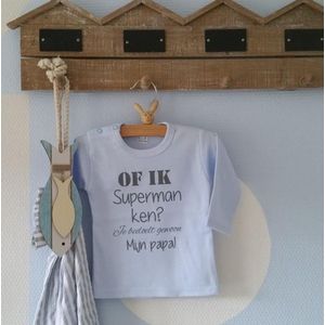 Shirtje baby tekst blauw jongen papa eerste vaderdag cadeau | Of ik superman ken? Je bedoelt gewoon mijn papa!  | Lange of korte mouw | licht blauw  met grijs | maat 56-110