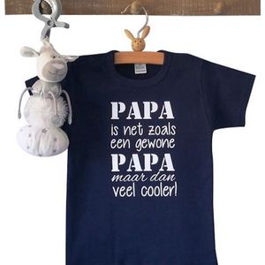 Shirtje baby tekst blauw jongen papa eerste vaderdag cadeau | papa is net zoals een gewone papa maar dan veel cooler | Lange of korte mouw |  donker blauw met wit | maat 56-110