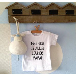 Shirtje baby tekst opdruk bedrukt eerste vaderdag cadeau | met jou is alles leuker papa | Lange of korte mouw | wit met zwart | maat 56-110