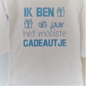 Shirtje baby tekst eerste sinterklaas vaderdag cadeau | ik ben dit jaar het mooiste cadeautje | Lange of korte mouw | wit met blauw  | maat 56-110 | cadeautje verjaardag geboorte kraamcadeau zwangerschap aankondigen | mama oma opa oom tante moederdag