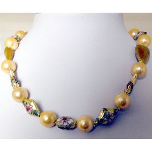 Hetty'S - Zomers collier - met grote gele parels - cloisonné bedels - 42 cm