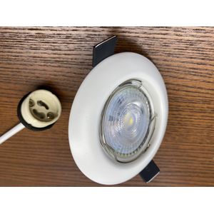 Inbouwspot met dimbare lamp en fitting - Rond wit - GU10 Fitting - Dimbare ledlamp lichtkleur 3000K - Sparing 55-65 mm. Met 2 klemveren voor stevige bevestiging in het plafond.