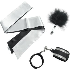 Banoch | Blinddoek, handboeien & streelveer | soft grey bondage