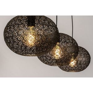 Schitterende hanglamp voorzien van drie kappen in mat zwarte kleur.