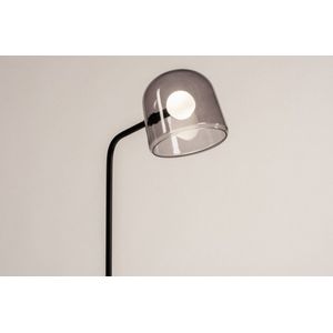 Zwarte vloerlamp in minimalistisch design met rookglas en witte bol