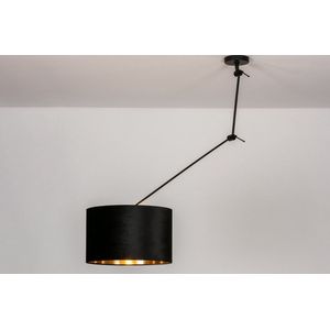 Verstelbare hanglamp met knikarm en zwarte lampenkap met gouden binnenkant
