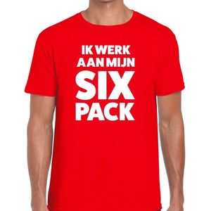 Ik werk aan mijn SIX Pack heren shirt rood - Heren feest t-shirts