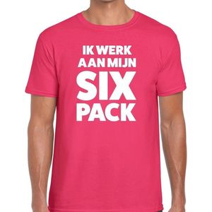 Ik werk aan mijn SIX Pack roze t-shirt  heren - Feestshirts