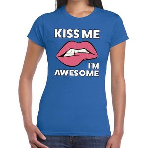 Kiss me I am Awesome t-shirt blauw dames - Feestshirts