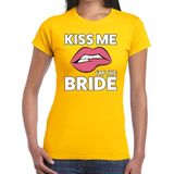 Kiss me I am the Bride t-shirt geel dames - feest shirts dames - vrijgezellenfeest kleding