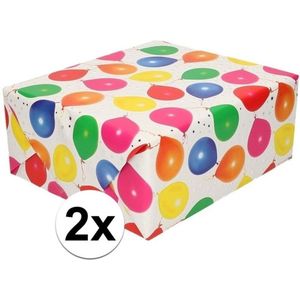 2x Gemetaliseerd inpakpapier/cadeaupapier wit met zilveren sterren en gekleurde ballonnen 150 cm - Cadeaupapier