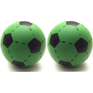 2x Foam softbal voetbal groen 20 cm - Zachte speelgoed voetballen 2 stuks