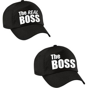 Zwarte kadopetten / cadeau caps The Boss en The real boss met witte tekst koppels / bruidspaar / echtpaar voor volwassenen