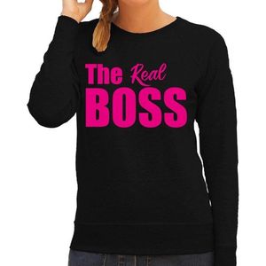 The real boss sweater / trui zwart met roze letters voor dames - geschenk - bruiloft / huwelijk – fun tekst truien / grappige sweaters voor koppels XS