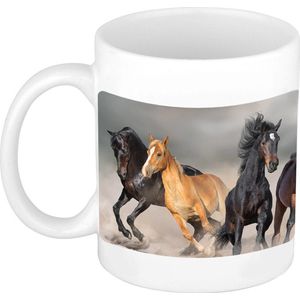 Dravende zwarte / witte paarden koffiemok / theebeker wit - 300 ml - keramiek - cadeau beker / paardenliefhebber mok
