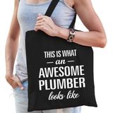 Awesome plumber / geweldige loodgieter cadeau katoenen tas zwart voor dames - kado tas /  beroepen / tasje / shopper