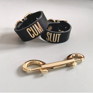 PROVOCATEUR - Leren tekst cuffs ""CUM SLUT"" - leren handboeien met tekst - leren armbanden set met test - sexy cadeau idee - kinky cadeau - leren boeien met text - Echt Leren Handboeien - Luxe BDSM Gear - echt leer zwart met goud