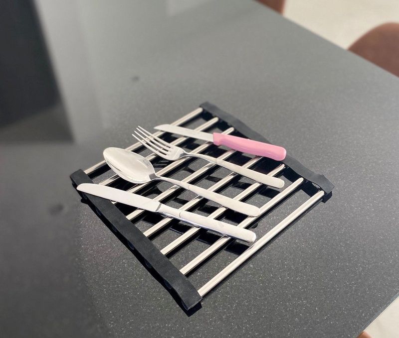 Benson Pannenonderzetter en afdruiprek - antislip - krasbestendig - RVS - 22 x 22 cm