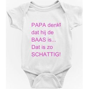 Passie voor stickers Baby rompertjes met tekst: Papa denk dat hij de baas is dat is zo schattig  50/56