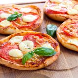 BluMill Pizza Oven – 6 Personen – 1100 Watt – Pizza Gourmetset - Incl. deegvorm en spatels