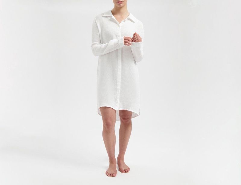 Guess - Cn Cropped Washed Logo - T-shirt - Wit - Korte Mouwen