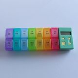 Pillendoos - 6 instelbare dagelijkse alarmen - afneembare weeklader-gekleurde doosjes - per dag los te koppelen