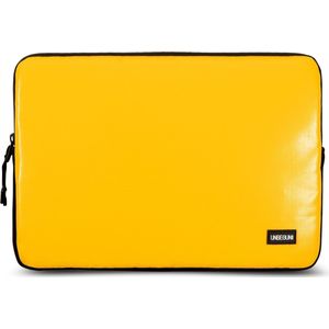 MacBook Air 13 inch hoes van gerecycled materiaal (duurzaam) - Gele laptop sleeve/case voor de MacBook Air 13 inch (2023/2024)