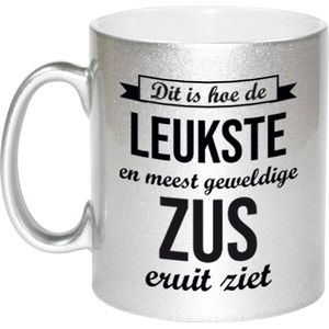 Dit is hoe de leukste en meest geweldige zus eruitziet cadeau koffiemok / theebeker - zilverkleurig - 330 ml - verjaardag / bedankje