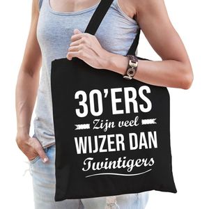 30ers zijn veel wijzer dan twintigers cadeau tas zwart voor dames cadeau / verjaardag katoenen tas zwart voor dames - 30 jaar - kado tas / tasje / shopper