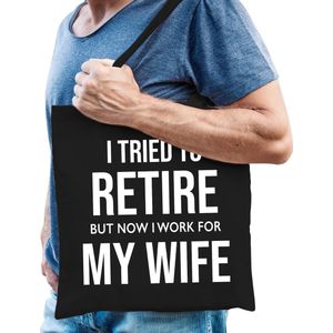 I tried to retire but now i work for my wife / pensioen cadeau tasje zwart heren - Feest Boodschappentassen