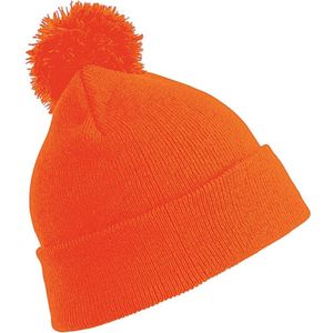 Trendy warme wintermuts in het oranje met pompom