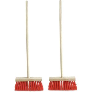 Set van 2x stuks buiten kinderbezems rood met steel - Schoonmaakartikelen/Tuingereedschap