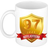 Gefeliciteerd 97 jaar jubileum/ verjaardag mok met gouden schild