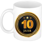 10 jaar jubileum/ verjaardag cadeau beker met zwart/ gouden medaille - 10 jaar getrouwd cadeau
