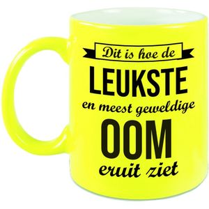 Dit is hoe de leukste en meest geweldige oom eruitziet cadeau mok / beker - neon geel - 330 ml - verjaardag / bedankje