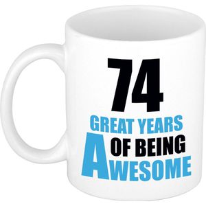 74 great years of being awesome mok wit en blauw - cadeau mok / beker - 29e verjaardag / 74 jaar