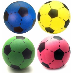 Speelgoed set van 4x stuks foam soft voetballen in 4x verschillende kleuren met diameter van 20 cm