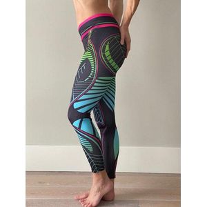 Ultimate Fit Fitnesslegging in decoratief blad print design. Zwart, roze, groen en blauw