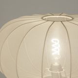 Houten staande lamp met beige ronde lampenkap