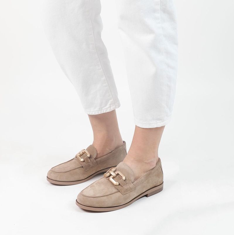 Manfield - Loafers - Beige - Suède - Kettingdetail