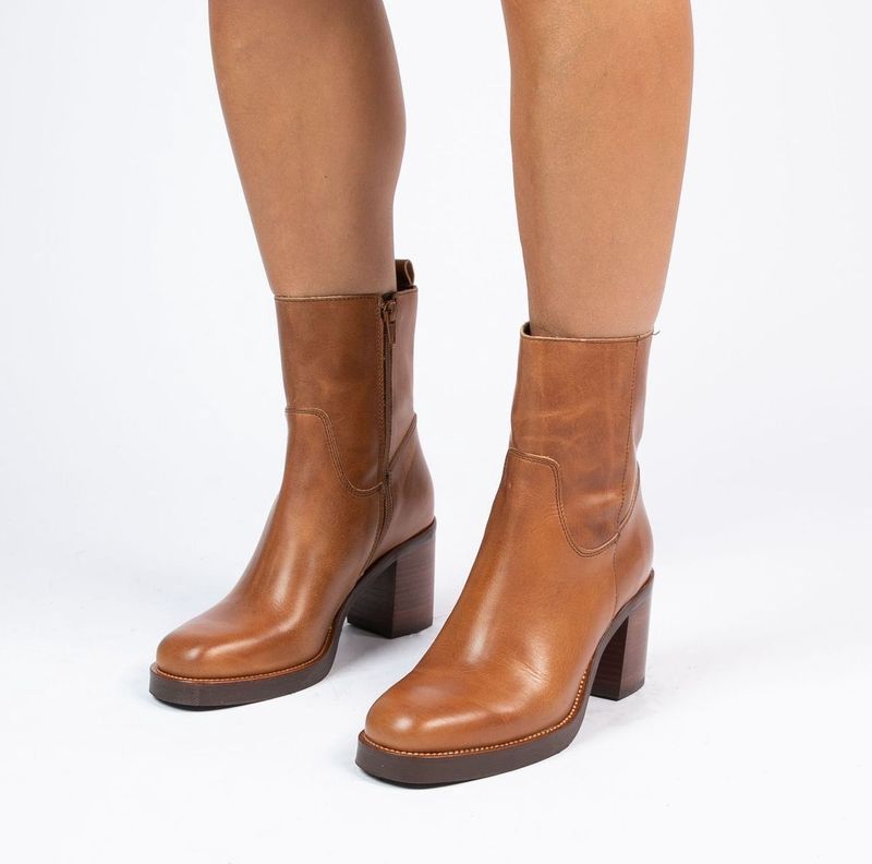 Manfield - Dames - Cognac leren enkellaarsjes met hak